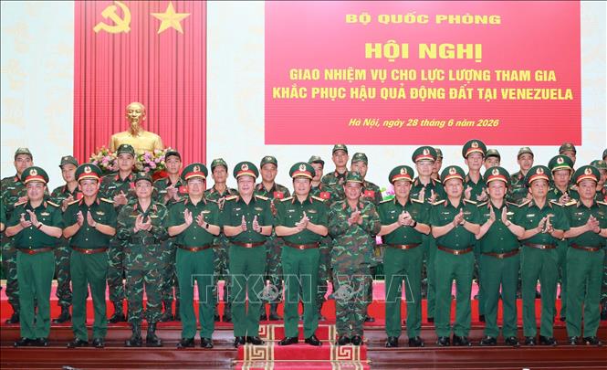Đại tướng Nguyễn Tân Cương, Ủy viên Trung ương Đảng, Tổng Tham mưu trưởng QĐND Việt Nam, Thứ trưởng Bộ Quốc phòng và đại biểu với các sĩ quan, quân nhân lên đường sang Venezuela làm nhiệm vụ. Ảnh: Trọng Đức - TTXVN