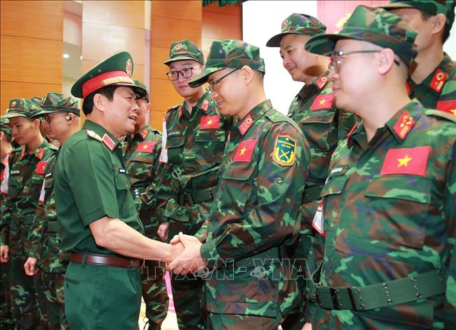 Đại tướng Nguyễn Tân Cương, Ủy viên Trung ương Đảng, Tổng Tham mưu trưởng QĐND Việt Nam, Thứ trưởng Bộ Quốc phòng động viên, giao nhiệm vụ cho các sĩ quan, quân nhân lên đường sang Venezuela làm nhiệm vụ. Ảnh: Trọng Đức - TTXVN