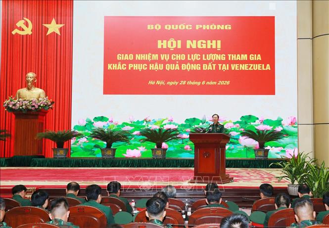 Đại tướng Nguyễn Tân Cương, Ủy viên Trung ương Đảng, Tổng Tham mưu trưởng QĐND Việt Nam, Thứ trưởng Bộ Quốc phòng phát biểu giao nhiệm vụ cho các sĩ quan, quân nhân lên đường sang Venezuela làm nhiệm vụ. Ảnh: Trọng Đức - TTXVN