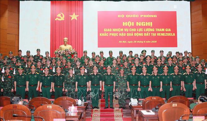 Đại tướng Nguyễn Tân Cương, Ủy viên Trung ương Đảng, Tổng Tham mưu trưởng QĐND Việt Nam, Thứ trưởng Bộ Quốc phòng và đại biểu với các sĩ quan, quân nhân lên đường sang Venezuela làm nhiệm vụ. Ảnh: Trọng Đức - TTXVN