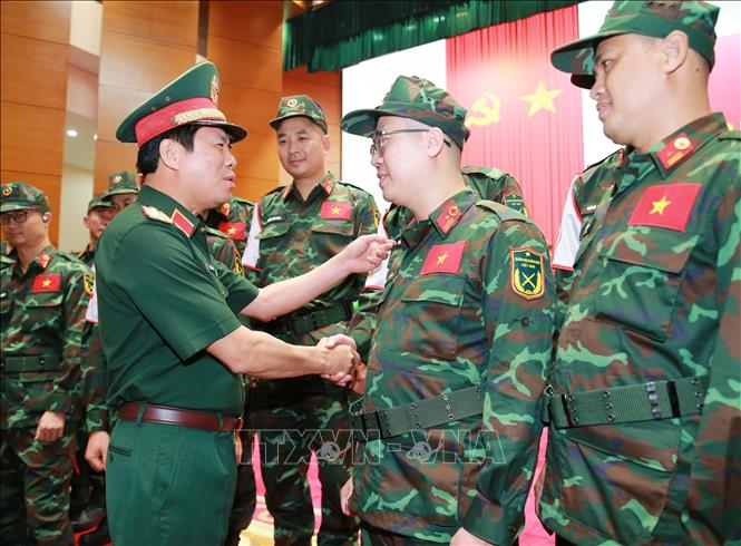 Đại tướng Nguyễn Tân Cương, Ủy viên Trung ương Đảng, Tổng Tham mưu trưởng QĐND Việt Nam, Thứ trưởng Bộ Quốc phòng động viên, giao nhiệm vụ cho các sĩ quan, quân nhân lên đường sang Venezuela làm nhiệm vụ. Ảnh: Trọng Đức - TTXVN
