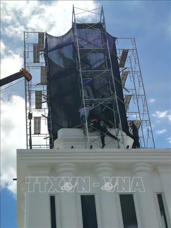 Chủ đầu tư tiến hành che chắn công trình xây dựng tượng “Nữ thần Khai phóng” tại khu đô thị E.City Tân Đức, UBND xã Đức Hòa (tỉnh Tây Ninh). Ảnh: TTXVN phát
