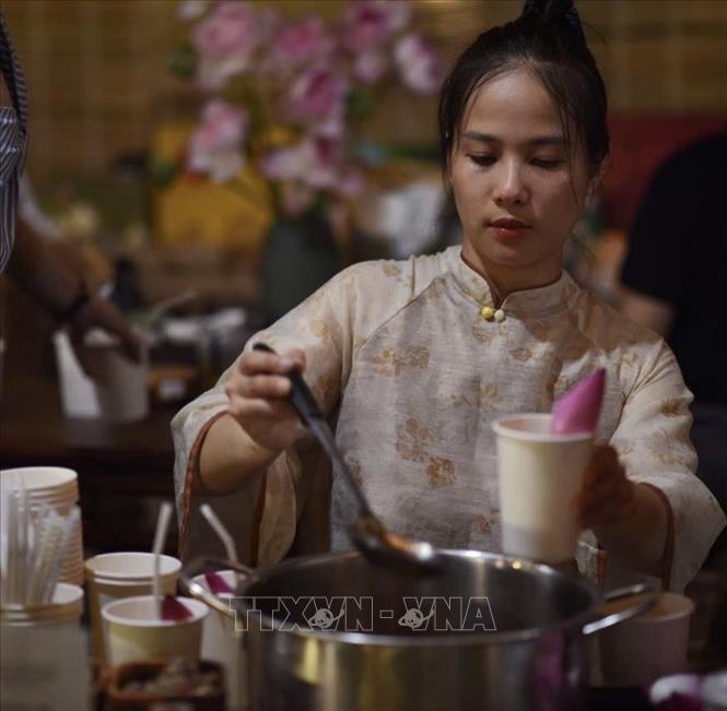 Du khách thưởng thức trà sen truyền thống tại không gian văn hóa trà, một trong những hoạt động trải nghiệm của Lễ hội Sen Hà Nội 2026. Ảnh: Tuyết Mai - TTXVN