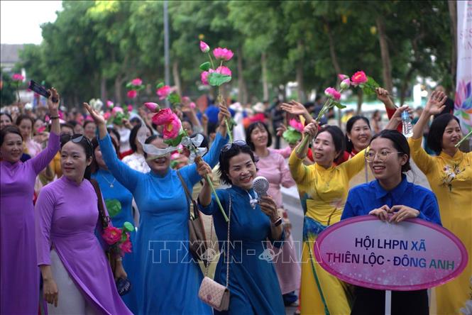 Người dân tham gia chương trình diễu hành nghệ thuật “Sen xuống phố” trong khuôn khổ Lễ hội Sen Hà Nội 2026, diễn ra tại khu vực Hồ Tây, chiều 27/6. Ảnh: Tuyết Mai - TTXVN