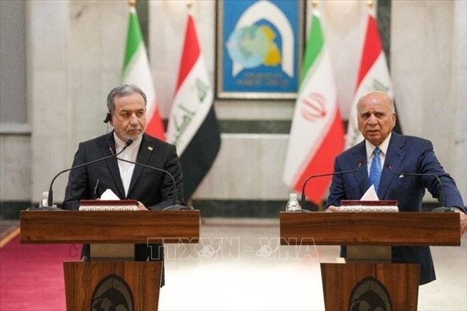 Ngoại trưởng Iran Abbas Araghchi (trái) và người đồng cấp Iraq Fuad Hussein tại cuộc họp báo ở Baghdad ngày 28/6/2026. Ảnh: IRNA/TTXVN