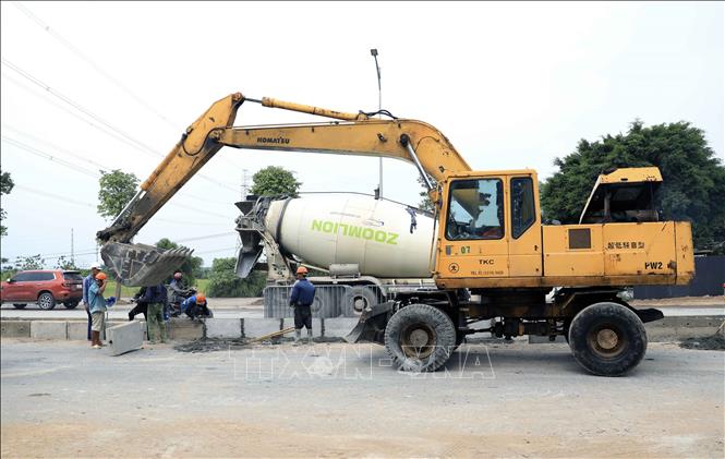 Máy móc, thiết bị triển khai thi công tại Dự án cải tạo, nâng cấp quốc lộ 6 đoạn Hà Đông - Xuân Mai. Ảnh: Văn Điệp – TTXVN