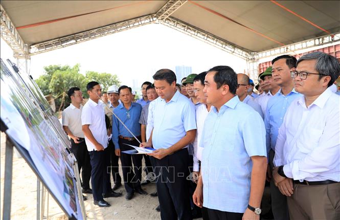 Bí thư Thành ủy Hà Nội Trần Đức Thắng thăm hỏi, tặng quà công nhân thi công tại Dự án cải tạo, nâng cấp quốc lộ 6 đoạn Hà Đông - Xuân Mai. Ảnh: Văn Điệp – TTXVN