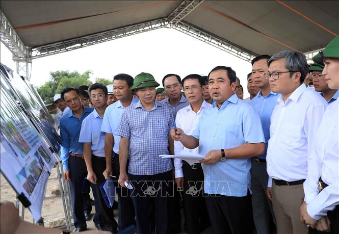 Bí thư Thành ủy Hà Nội Trần Đức Thắng kiểm tra tiến độ thi công Dự án cải tạo, nâng cấp quốc lộ 6 đoạn Hà Đông - Xuân Mai. Ảnh: Văn Điệp – TTXVN