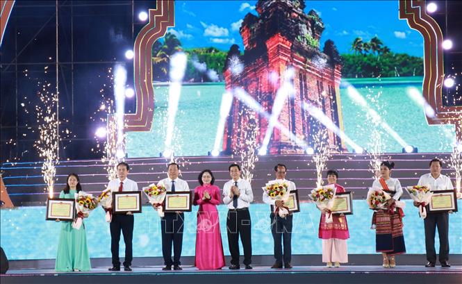 Ban tổ chức trao tặng Bằng khen cho đoàn nghệ nhân, diễn viên quần chúng dân tộc Chăm 7 tỉnh, thành phố. Ảnh: Phan Sáu - TTXVN