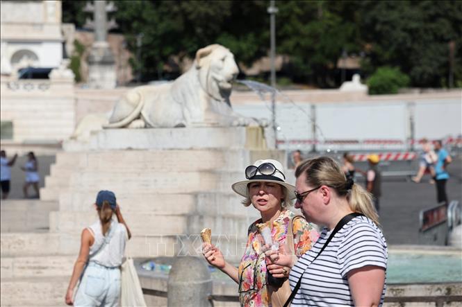 Người dân ăn kem giải nhiệt trong ngày nắng nóng tại Rome, Italy ngày 26/6/2026. Ảnh: THX/TTXVN phát