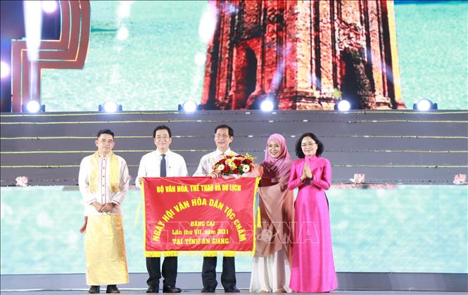 Ban tổ chức trao cờ luân phiên tổ chức Ngày hội Văn hóa dân tộc Chăm lần thứ VII năm 2031 cho tỉnh An Giang. Ảnh: Phan Sáu - TTXVN