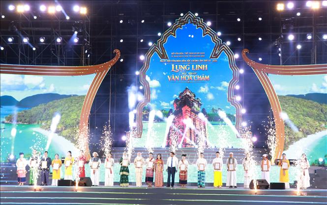 Ban tổ chức trao giải A cho các đoàn tham gia các hoạt động văn hóa, du lịch trong khuôn khổ Ngày hội Văn hóa dân tộc Chăm lần thứ VI, năm 2031. Ảnh: Phan Sáu - TTXVN