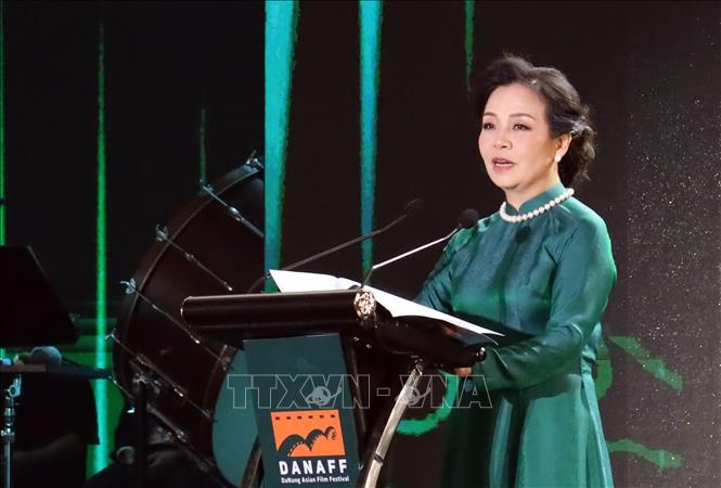 Tiến sĩ Ngô Phương Lan, Chủ tịch Hiệp hội Xúc tiến phát triển Điện ảnh Việt Nam, Giám đốc Liên hoan phim, đồng Trưởng Ban Tổ chức phát biểu khai mạc liên hoan. Ảnh: Trần Lê Lâm - TTXVN 