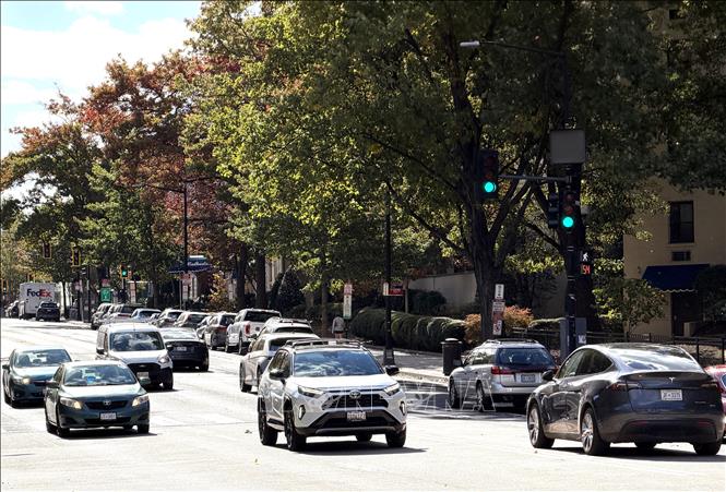 Ô tô lưu thông trên một tuyến phố ở thủ đô Washington D.C của Mỹ. Ảnh: Ngọc Quang – PV TTXVN tại Mỹ