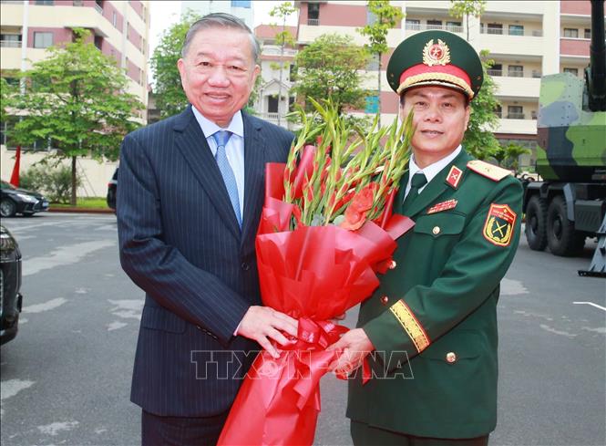 Thiếu tướng Nguyễn Hồng Phong, Tư lệnh Bộ Tư lệnh Pháo binh – Tên lửa đón Tổng Bí thư, Chủ tịch nước Tô Lâm đến dự lễ kỷ niệm. Ảnh: Trọng Đức - TTXVN 