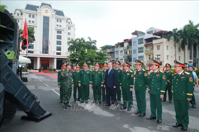 Tổng Bí thư, Chủ tịch nước Tô Lâm tham quan trưng bày vũ khí, khí tài của lực lượng Pháo binh - Tên lửa. Ảnh: Trọng Đức - TTXVN 