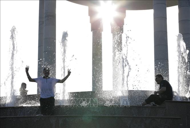 Người dân tránh nóng bên đài phun nước ở Tashkent, Uzbekistan, ngày 27/6/2026. Ảnh: THX/TTXVN phát