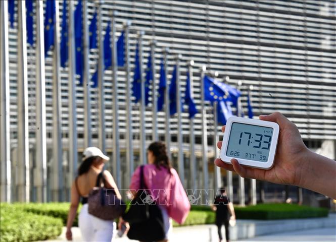 Nhiệt kế ngoài trời chỉ mức nhiệt 37 độ C tại Brussels, Bỉ, ngày 26/6/2026. Ảnh: THX/TTXVN phát