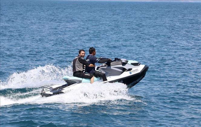 Du khách vui chơi môn thể thao dưới nước. Ảnh: TTXVN phát
