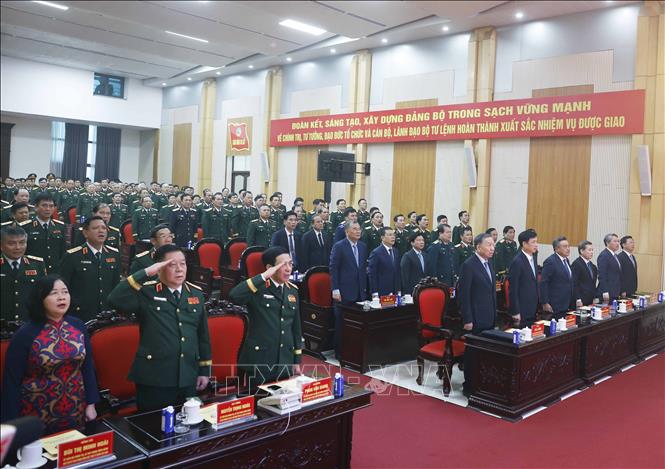 Tổng Bí thư, Chủ tịch nước Tô Lâm và các đại biểu thực hiện nghi lễ chào cờ. Ảnh: Thống Nhất - TTXVN