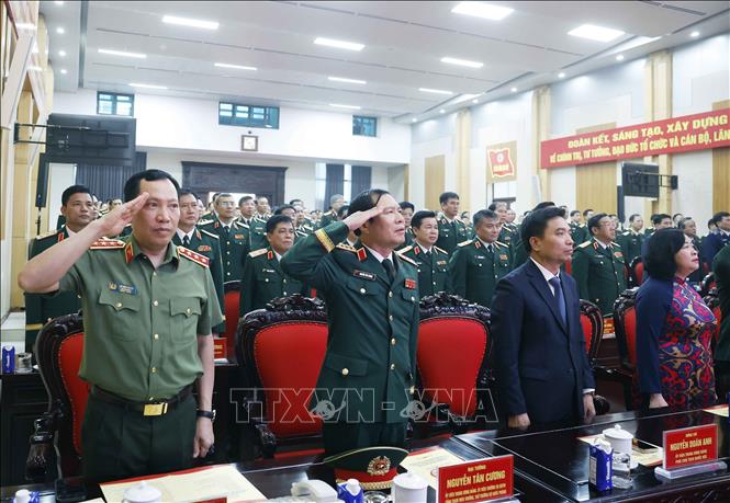 Các đại biểu thực hiện nghi lễ chào cờ. Ảnh: Thống Nhất - TTXVN