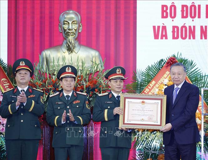 Tổng Bí thư, Chủ tịch nước Tô Lâm trao Huân chương Bảo vệ Tổ quốc hạng Nhất tặng Bộ Tư lệnh Pháo binh - Tên lửa. Ảnh: Thống Nhất - TTXVN