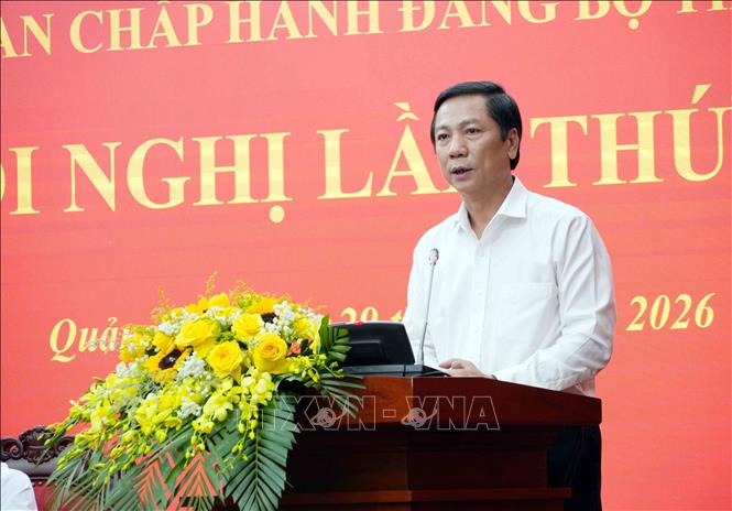 Phó Chủ tịch Thường trực UBND tỉnh Quảng Trị Hoàng Nam báo cáo tình hình thực hiện nhiệm vụ kinh tế - xã hội 6 tháng đầu năm 2026 tại Hội nghị. Ảnh: Tá Chuyên - TTXVN