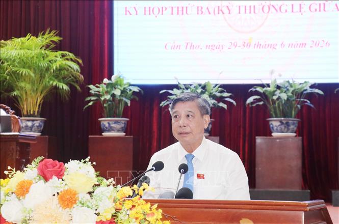 Ông Đồng Văn Thanh, Ủy viên Trung ương Đảng, Phó Bí thư Thường trực Thành ủy, Chủ tịch HĐND thành phố Cần Thơ, phát biểu khai mạc kỳ họp. Ảnh: Ngọc Thiện - TTXVN