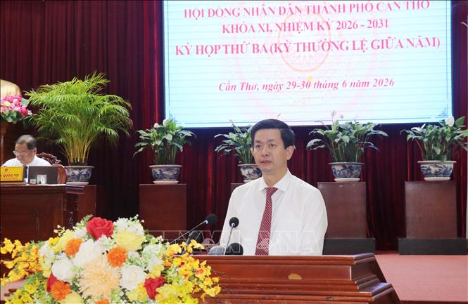 Ông Lê Quang Tùng, Ủy viên BCH Trung ương Đảng, Bí thư Thành ủy, Trưởng Đoàn Đại biểu Quốc hội thành phố Cần Thơ, phát biểu. Ảnh: Ngọc Thiện - TTXVN