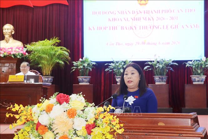 Bà Mã Thị Tươi, Phó Chủ tịch thường trực HĐND thành phố Cần Thơ phát biểu. Ảnh: Ngọc Thiện- TTXVN