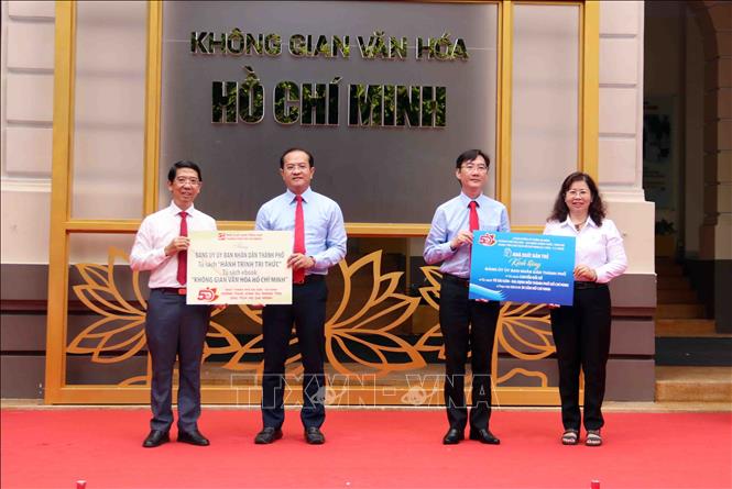 Nhà xuất bản Tổng hợp Thành phố Hồ Chí Minh và Công ty TNHH MTV Nhà Xuất bản Trẻ trao tặng sách và tủ sách cho cơ quan Đảng ủy UBND Thành phố Hồ Chí Minh. Ảnh: Xuân Khu - TTXVN
