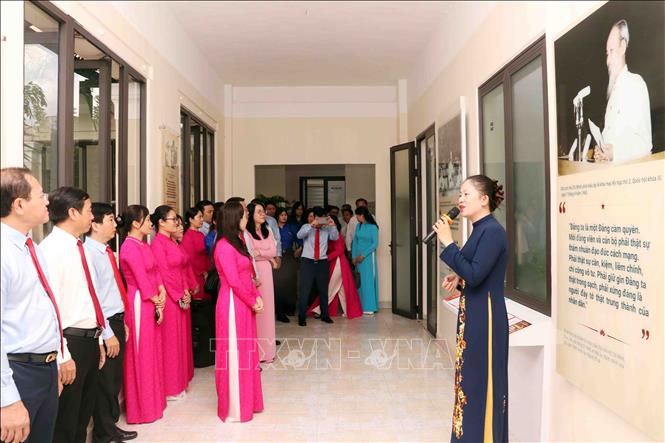 Các đại biểu tham quan Không gian văn hóa Hồ Chí Minh tại cơ quan Đảng ủy UBND Thành phố Hồ Chí Minh. Ảnh: Xuân Khu - TTXVN