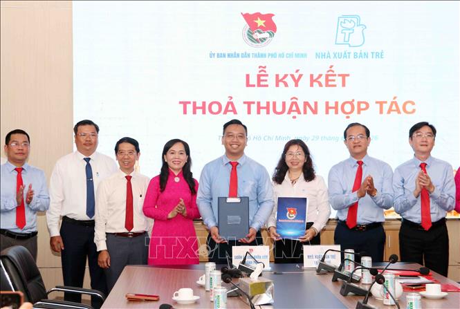 Đoàn Thanh niên UBND Thành phố và Công ty TNHH MTV Nhà xuất bản Trẻ ký kết chương trình phối hợp trong công tác xây dựng và phát huy hiệu quả Không gian văn hóa Hồ Chí Minh. Ảnh: Xuân Khu - TTXVN