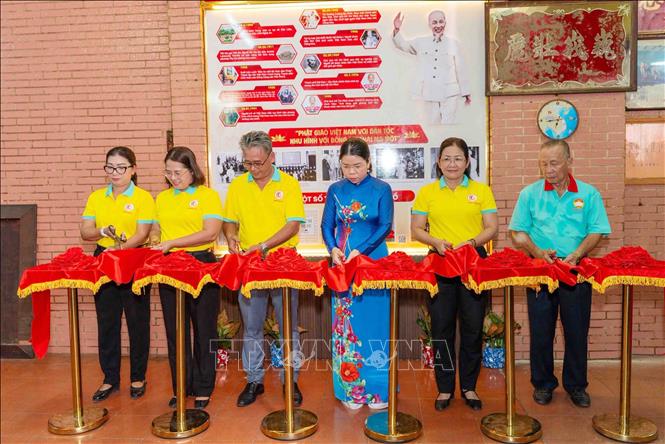 Các đại biểu cắt băng khánh thành Không gian văn hóa Hồ Chí Minh tại Thánh đường Hồi giáo Chợ Lớn, phường Chợ Lớn. Ảnh: Xuân Khu - TTXVN