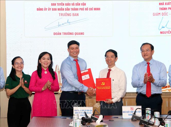 Ban Tuyên giáo và Dân vận Đảng ủy UBND Thành phố và Nhà xuất bản Tổng hợp Thành phố Hồ Chí Minh ký kết chương trình phối hợp trong công tác xây dựng và phát huy hiệu quả Không gian văn hóa Hồ Chí Minh. Ảnh: Xuân Khu - TTXVN