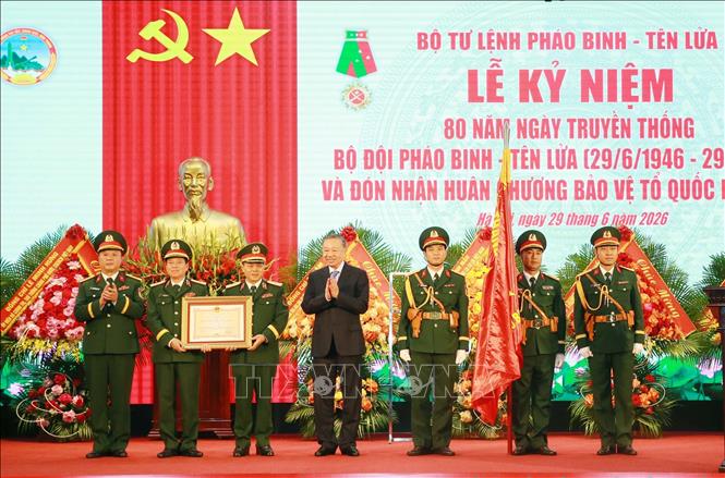 Tổng Bí thư, Chủ tịch nước Tô Lâm tặng Huân chương Bảo vệ Tổ quốc hạng Nhất cho Bộ Tư lệnh Pháo binh - Tên lửa. Ảnh: Trọng Đức - TTXVN