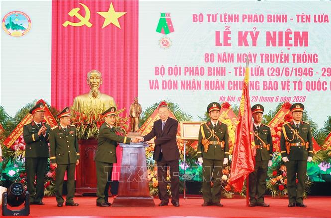 Tổng Bí thư, Chủ tịch nước Tô Lâm tặng bức tượng Chủ tịch Hồ Chí Minh cho Bộ Tư lệnh Pháo binh - Tên lửa. Ảnh: Trọng Đức - TTXVN