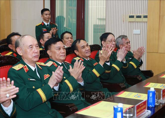 Các thế hệ lãnh đạo của Bộ tư lệnh Pháo binh - Tên lửa dự lễ kỷ niệm. Ảnh: Trọng Đức - TTXVN
