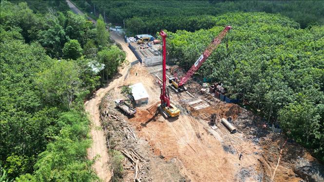 Khu vực cầu Mã Đà đang được triển khai máy móc để xây dựng. Ảnh: Sỹ Tuyên - TTXVN