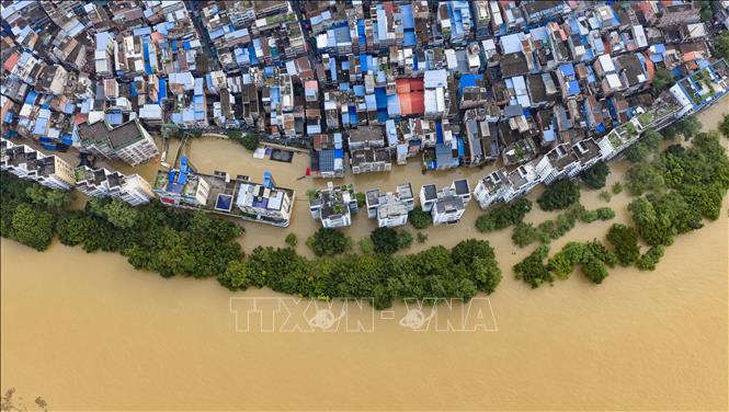 Nước sông dâng cao do mưa lũ tại Quảng Tây, Trung Quốc ngày 22/6/2026. Ảnh: THX/TTXVN phát