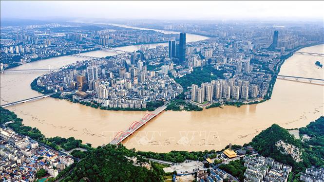 Nước sông dâng cao do mưa lũ tại Quảng Tây, Trung Quốc ngày 22/6/2026. Ảnh: THX/TTXVN phát