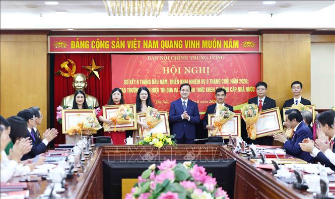 Đồng chí Nguyễn Xuân Trường, Phó Trưởng Ban Nội chính Trung ương trao Bằng khen của Thủ tướng Chính phủ các cá nhân có thành tích xuất sắc. Ảnh: Phương Hoa - TTXVN