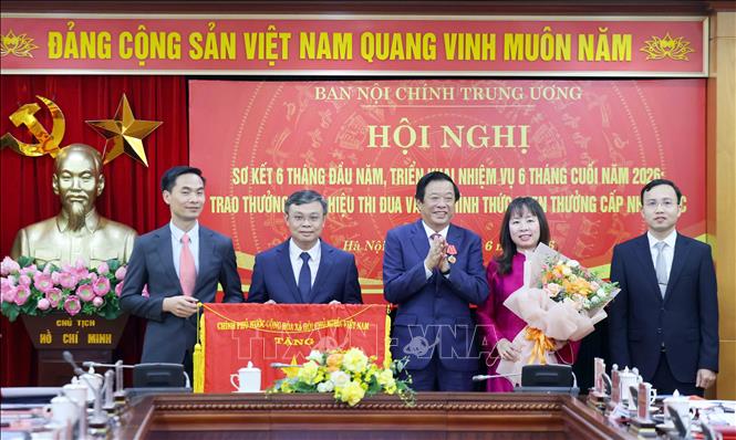 Đồng chí Bùi Văn Nghiêm, Uỷ viên Trung ương Đảng, Phó Trưởng Ban Nội chính Trung ương trao Cờ Thi đua của Chính phủ cho tập thể có thành tích xuất sắc. Ảnh: Phương Hoa - TTXVN