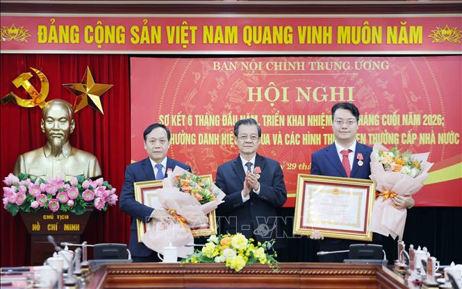 Đồng chí Lê Hồng Quang, Uỷ viên Trung ương Đảng, Phó Trưởng Ban Nội chính Trung ương trao Huân chương Lao động hạng Ba cho các cá nhân. Ảnh: Phương Hoa - TTXVN
