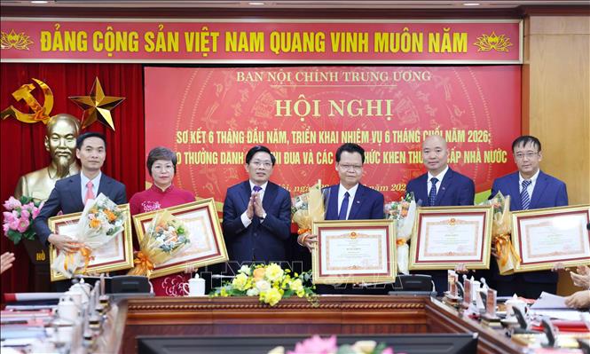 Đồng chí Đặng Văn Dũng, Uỷ viên Trung ương Đảng, Phó Trưởng Ban Nội chính Trung ương trao Bằng khen của Thủ tướng Chính phủ các cá nhân có thành tích xuất sắc. Ảnh: Phương Hoa - TTXVN