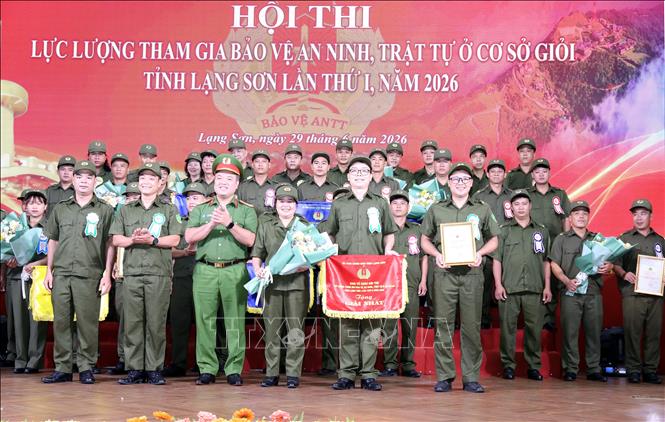 Trao giải Nhất cho đội thi cụm số 02 gồm các xã: Văn Lãng, Văn Quan, Na Sầm, Hội Hoan, Thụy Hùng, Điềm He và Khánh Khê. Ảnh: Văn Đạt - TTXVN
