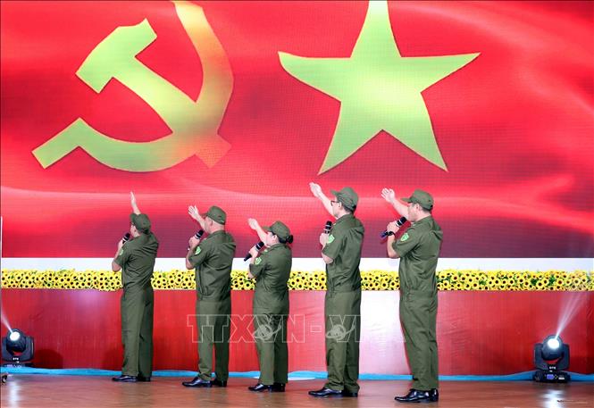 Tiết mục thi tài năng của đội thi cụm số 02 gồm các xã: Văn Lãng, Văn Quan, Na Sầm, Hội Hoan, Thụy Hùng, Điềm He và Khánh Khê - đội giành giải Nhất hội thi. Ảnh: Văn Đạt - TTXVN