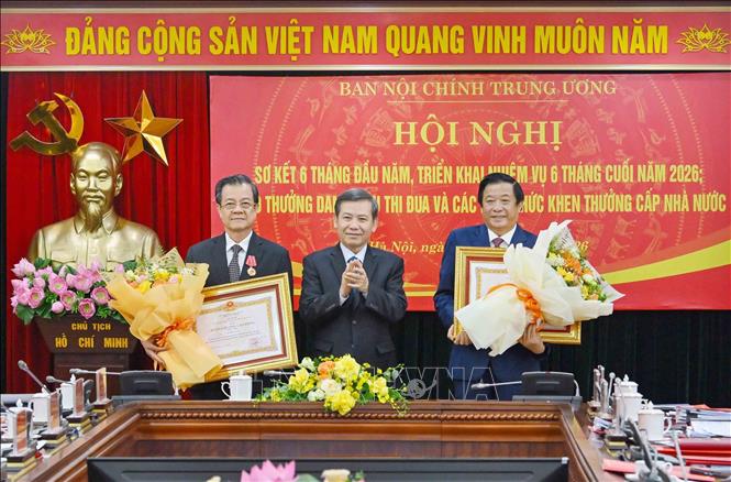 Đồng chí Lê Minh Trí trao Huân chương Lao động hạng Nhất cho hai đồng chí Phó Trưởng Ban Lê Hồng Quang và Bùi Văn Nghiêm. Ảnh: Phương Hoa - TTXVN
