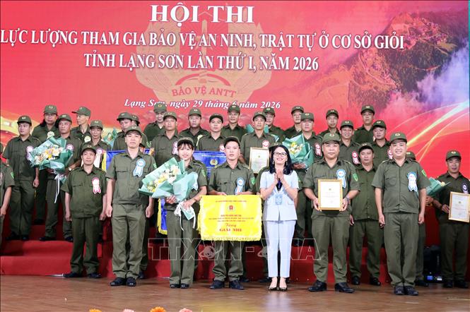 Trao giải Nhì cho đội thi cụm số 08. Ảnh: Văn Đạt - TTXVN