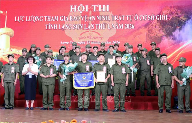 Trao giải Ba cho các đội thi cụm số 04, 06, 09. Ảnh: Văn Đạt - TTXVN